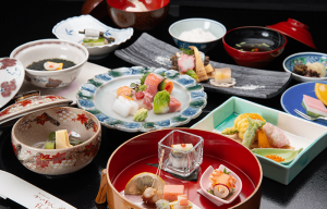 個室でいただく夕食は、厳選された旬の素材を使った懐石料理