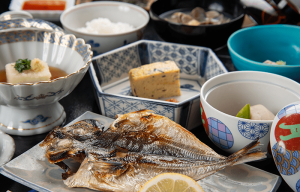 朝食は緑の庭園に面したお食事処で、ごゆっくりとお楽しみください