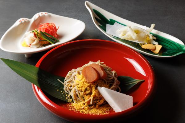 静寂に包まれた古社にお参り、からすみ蕎麦で一献…夜の鎌倉で大人のチルタイム