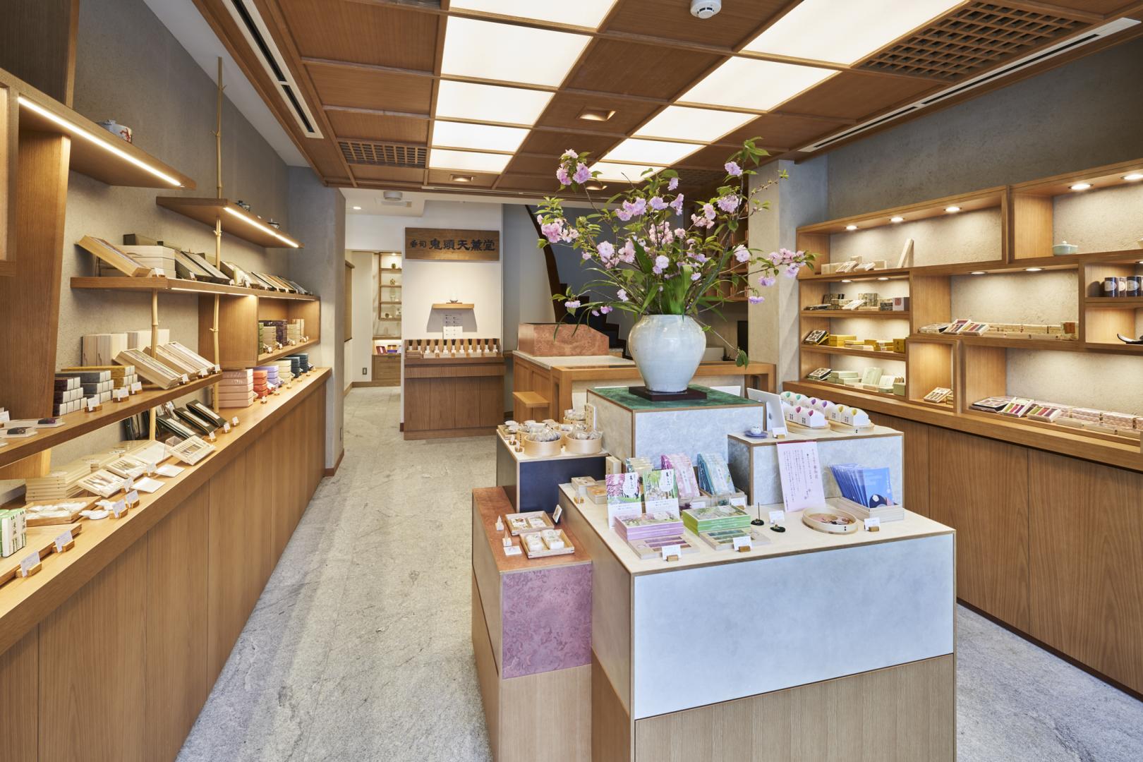 香司 鬼頭天薫堂