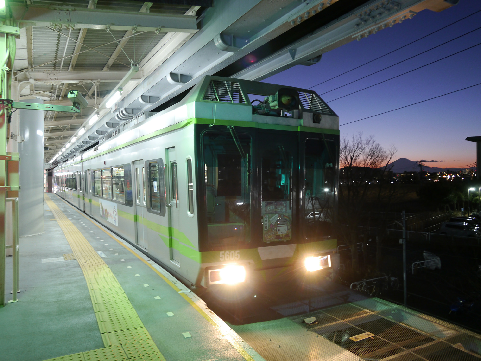 『モノレール×富士山』おやすみの挨拶はこの場所から