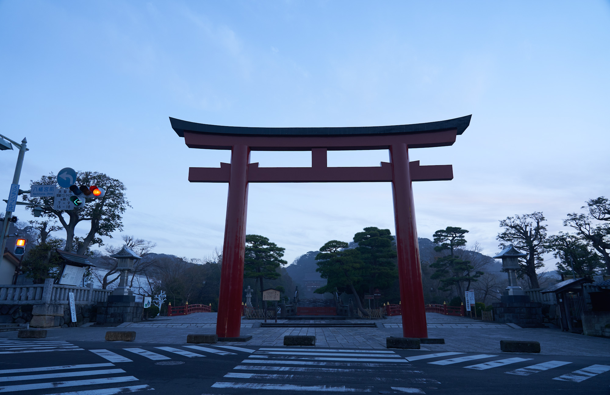 鶴岡八幡宮へ朝まいり。静けさに心が洗われる