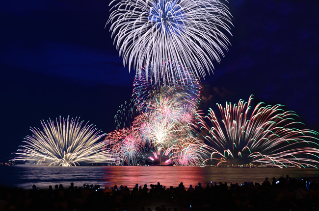 あの感動をふたたび！鎌倉海岸に大輪の華が咲く