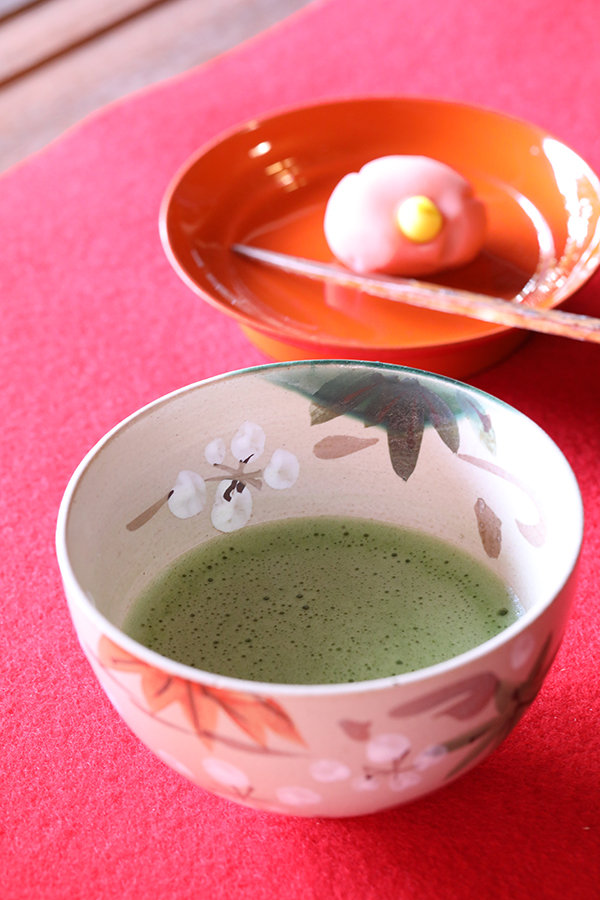 抹茶と一緒に、鎌倉の老舗「美鈴」の季節の生菓子1,100円 をいただけます。繊細な作りと美しさを感じる、季節の生菓子にときめきます♪