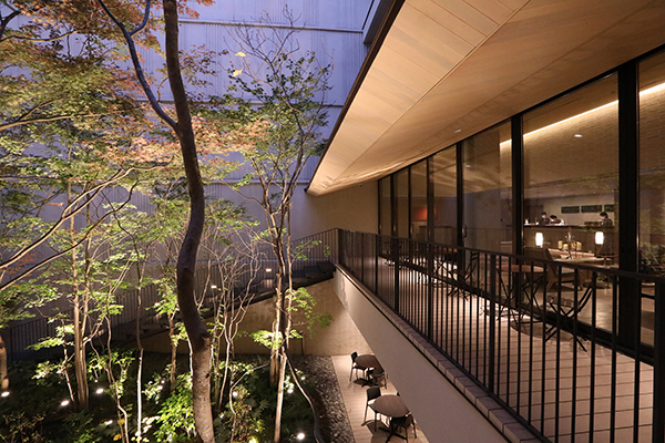 ロビーの屋外にあるテラスは、日本建築の縁側のエッセンスを取り入れて設計されています。夜にはライトアップされた木々が素敵な演出をしてくれます。