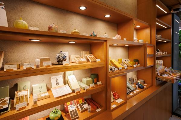 1階はお香やお線香、香炉などのショップで、お土産にぴったりの鎌倉をイメージした香りのアイテムも揃えています。