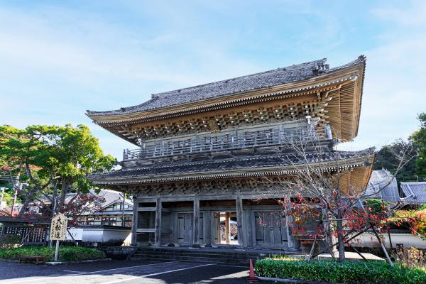 鎌倉最大級の山門を構える光明寺を参拝。富士山の穴場ビュースポットも