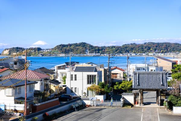 高さ約20ｍの山門2階回廊からは、総門の向こうに材木座海岸、由比ガ浜が見えます。晴れた日は写真の左側のように、富士山も一望！