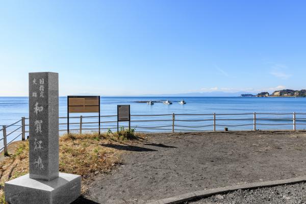 材木座海岸を左手に進むと見えてくるのが、日本最古の築港遺跡「和賀江嶋（わかえのしま/わかえじま）。