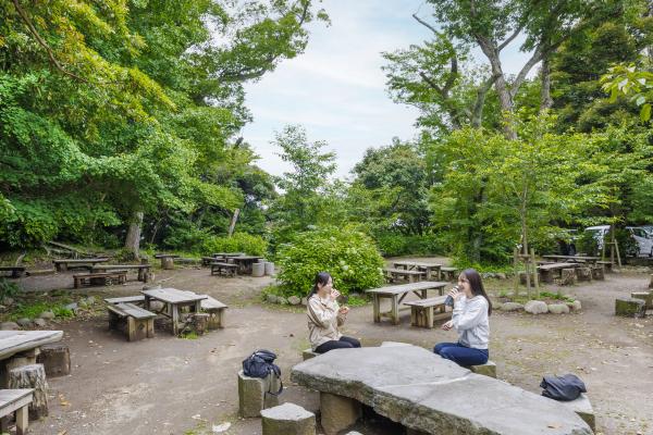 こもれび広場で一服する二人の女性の写真