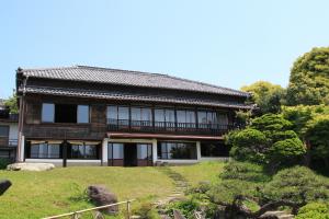 檑亭本館／1929年に江戸時代の豪農の屋敷を移転改築し別荘として建てられた。外観は日本建築であるが、2階は和洋折衷の空間となっている。