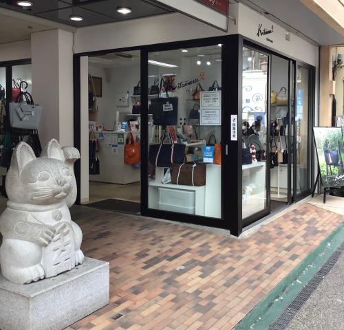 鎌倉店は小町通りを入ってすぐ左手の招き猫のあるビルの1階です